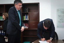 Ministro de Hacienda, Mauricio Cardenas y el presidente de Coljuegos Juan B. P&eacute;rez Hidalgo, firmando en su posesi&oacute;n.